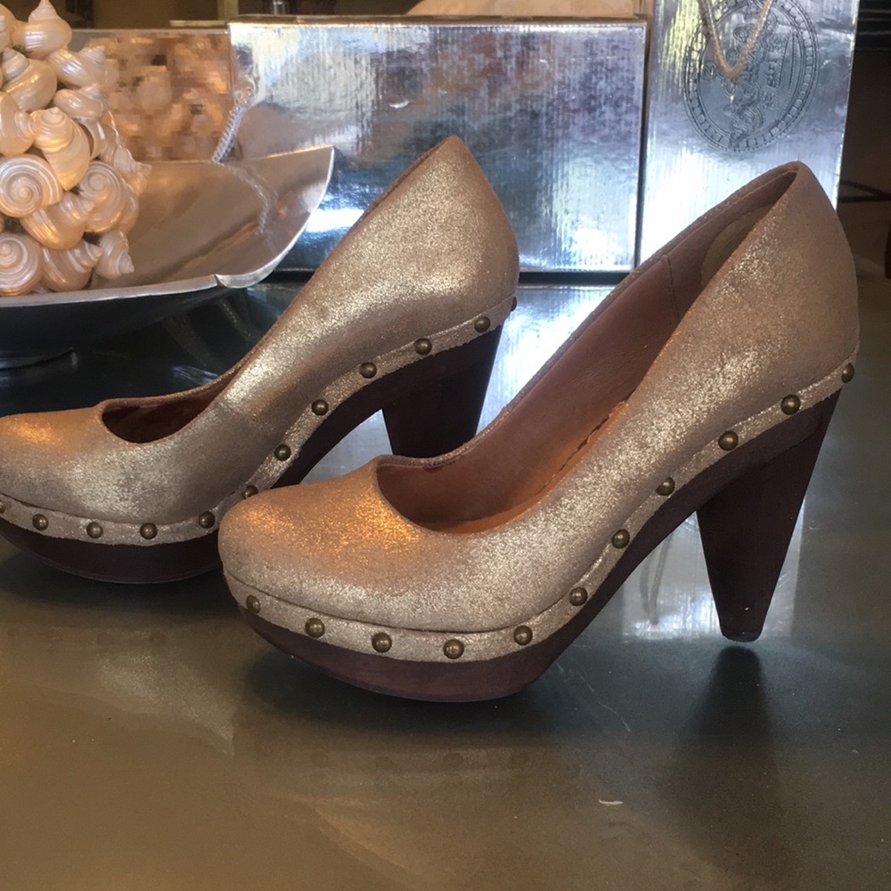 Ladies gold glitter suede shoe size 8.5